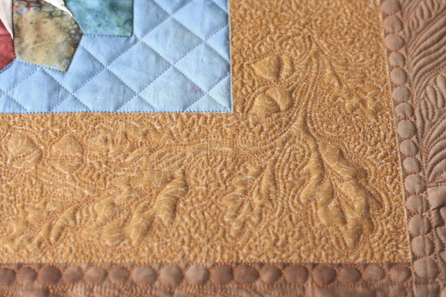 Free motion quilted small vase quilt