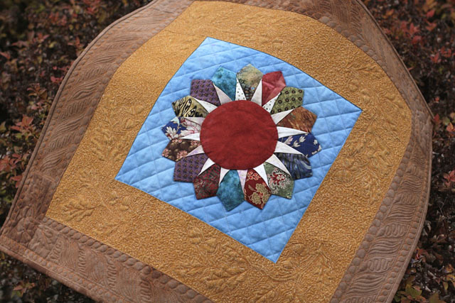 Free motion quilted small vase quilt