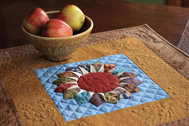 Free motion quilted small vase quilt